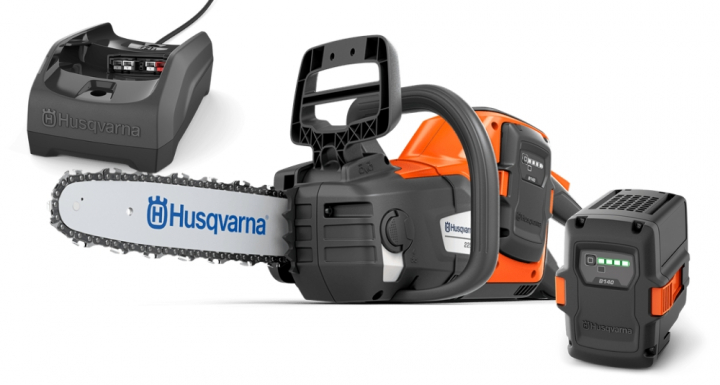 Husqvarna 225i + B140 & C80 in the group Forest / Chainsaws / Battery Chainsaws at Entreprenadbutiken (9705475-06)