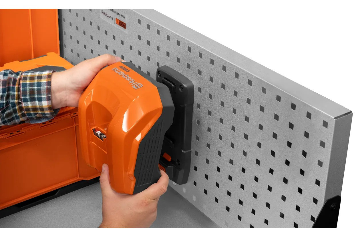 Husqvarna wall mounting plate for charger C500X & C750X