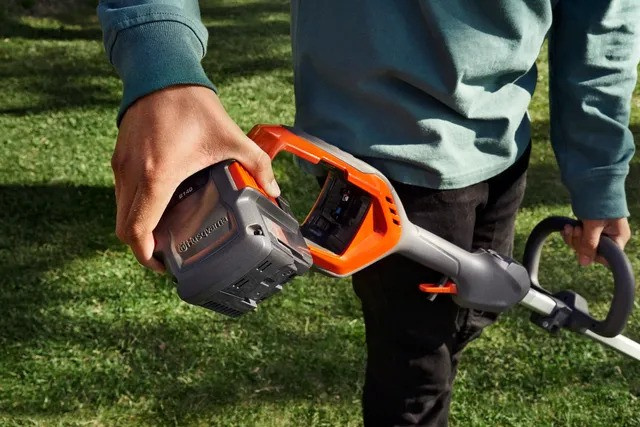 Husqvarna 215iL Tri-Cut Battery Trimmer