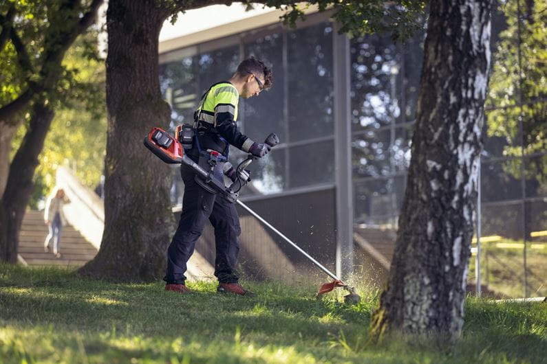 Husqvarna 525iRXT Battery Brushcutter Kit
