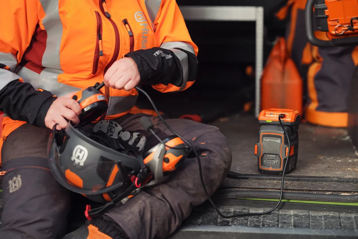 Husqvarna USB150X USB-C adapter