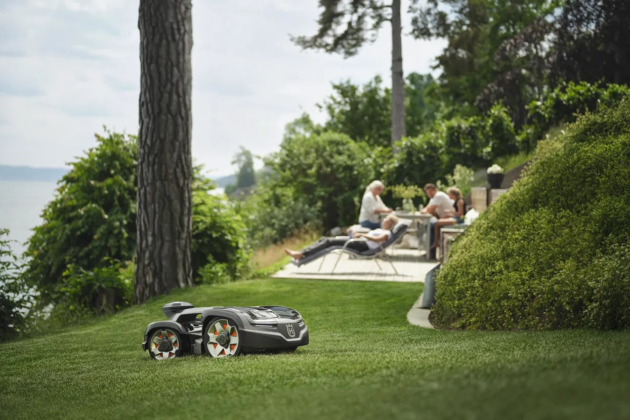 Husqvarna Automower® 435X AWD Nera Robotic Lawn Mower