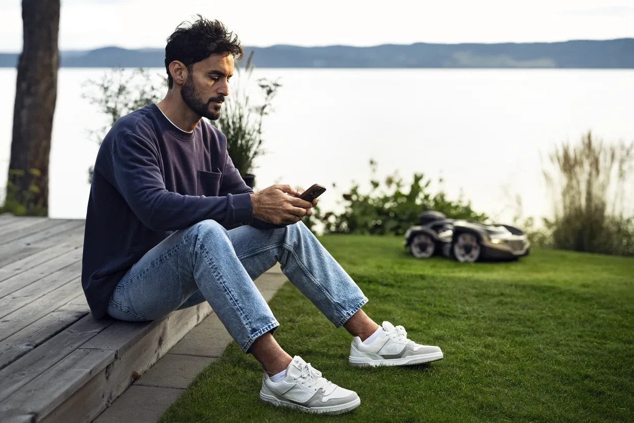 Husqvarna Automower® 435X AWD Nera Robotic Lawn Mower