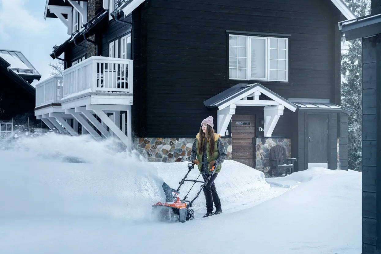 Husqvarna ST 143i Snow Blower