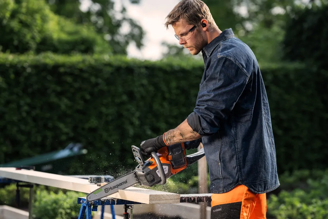 Husqvarna 215i battery chainsaw with battery and charger