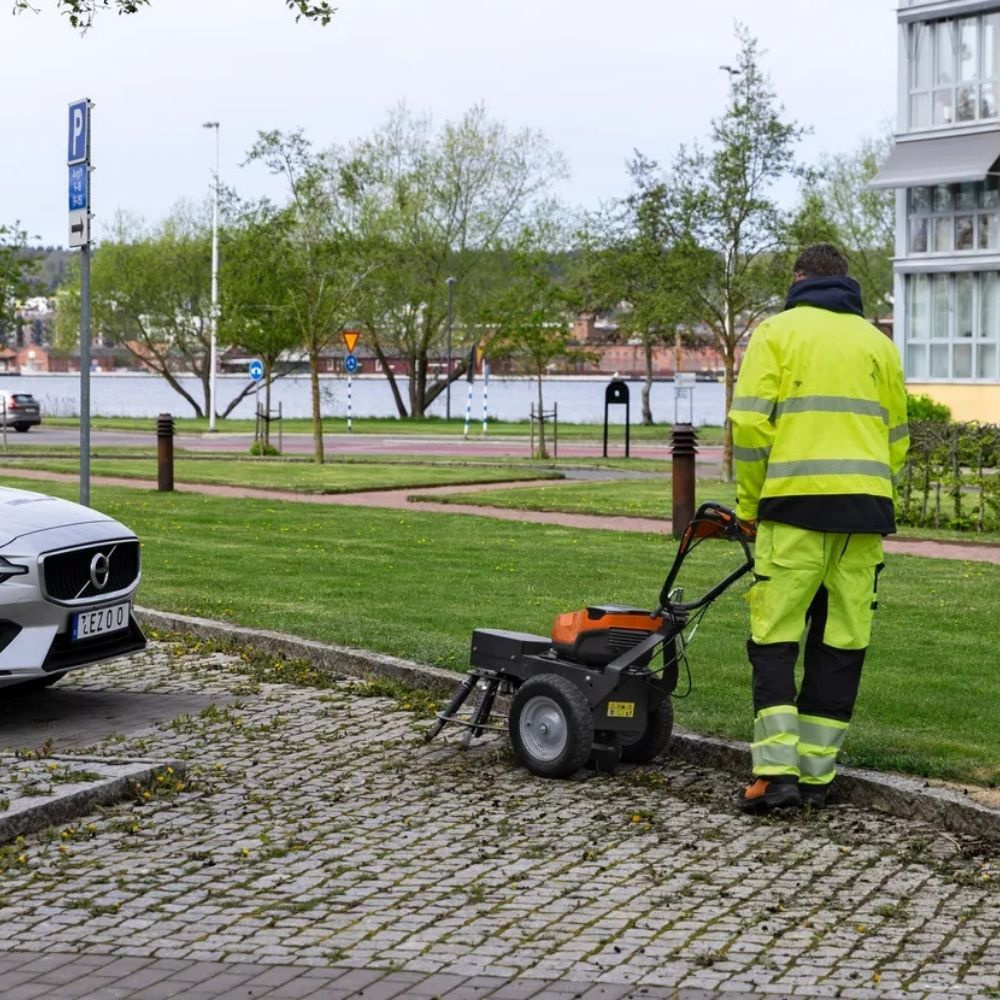 Husqvarna WB 560i Weed Brush