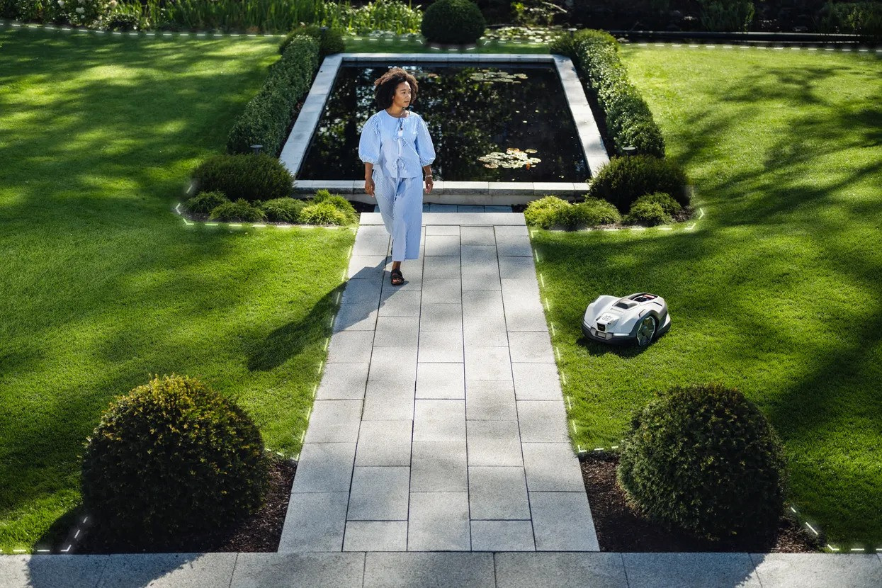 Husqvarna Automower® 405VE Nera Robotic Lawn Mower