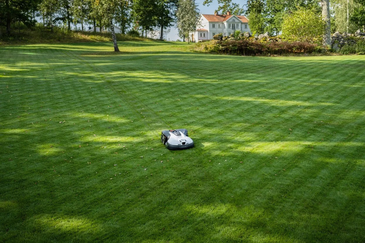 Husqvarna Automower® 430V Nera Robotic Lawn Mower