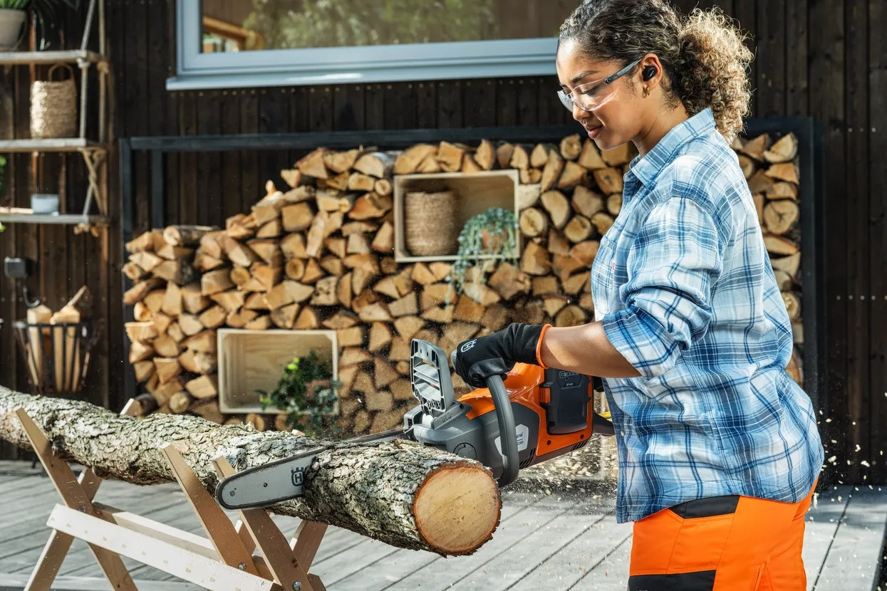 Husqvarna 230i battery chainsaw without battery and charger