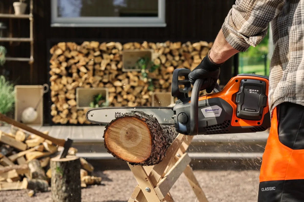 Husqvarna 242i battery chainsaw with battery and charger