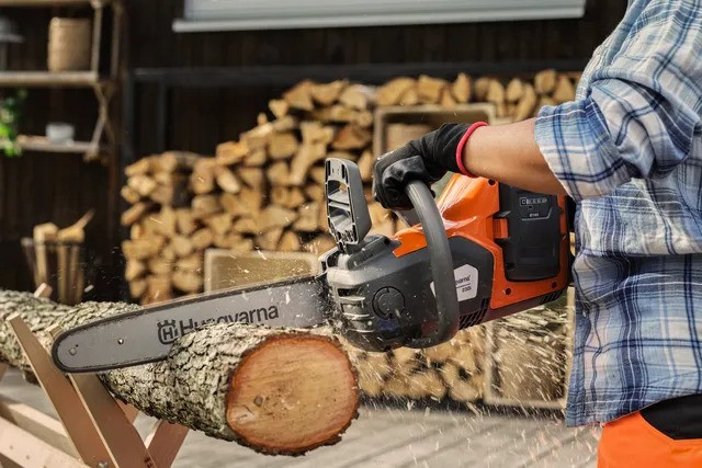 Husqvarna 242i battery chainsaw with battery and charger