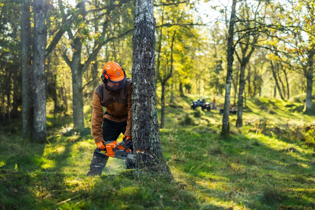 Husqvarna 440i battery chainsaw with battery and charger