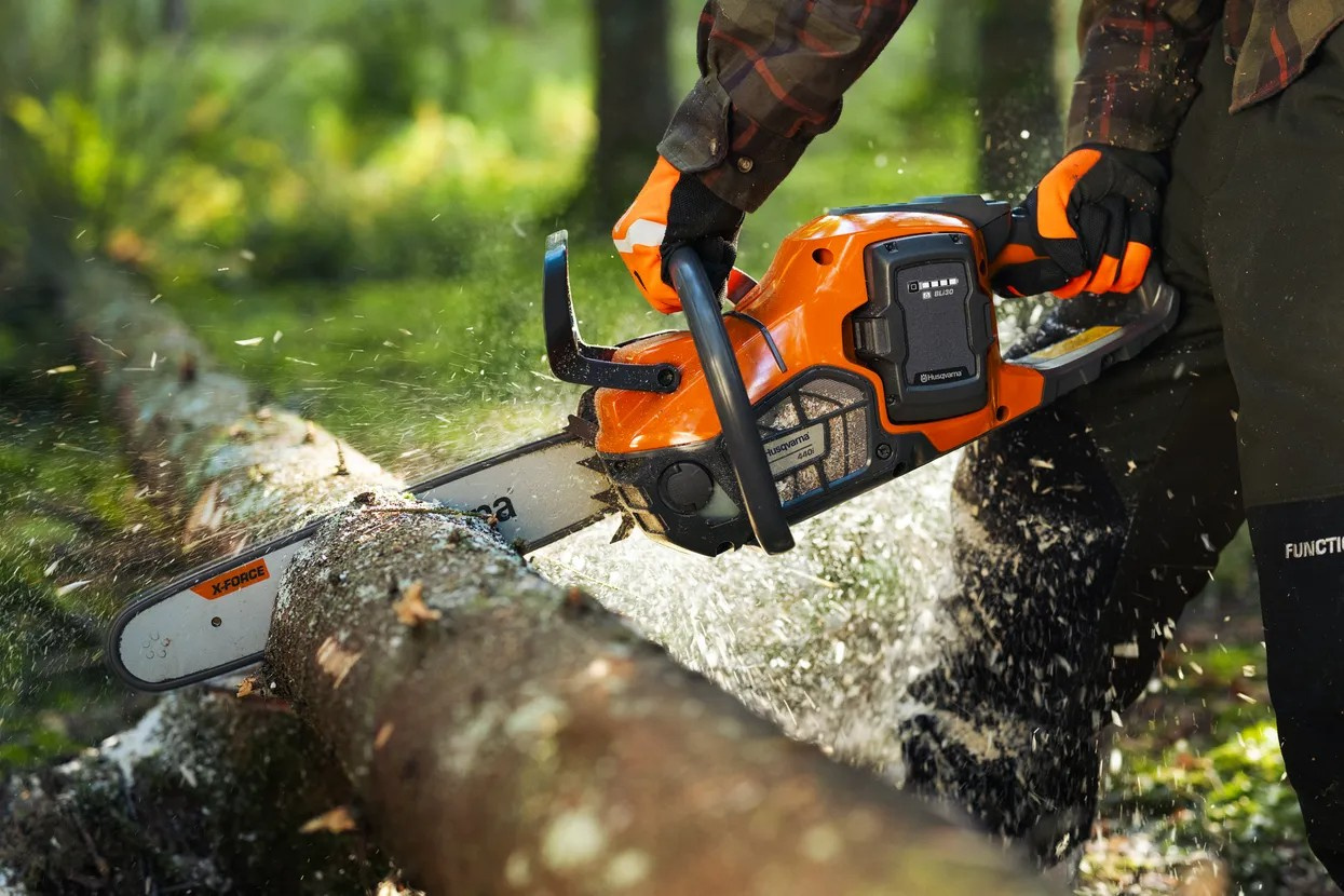 Husqvarna 440i battery chainsaw with battery and charger