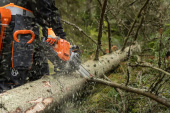 Husqvarna 440i battery chainsaw with battery and charger Husqvarna 440i battery chainsaw with battery and charger